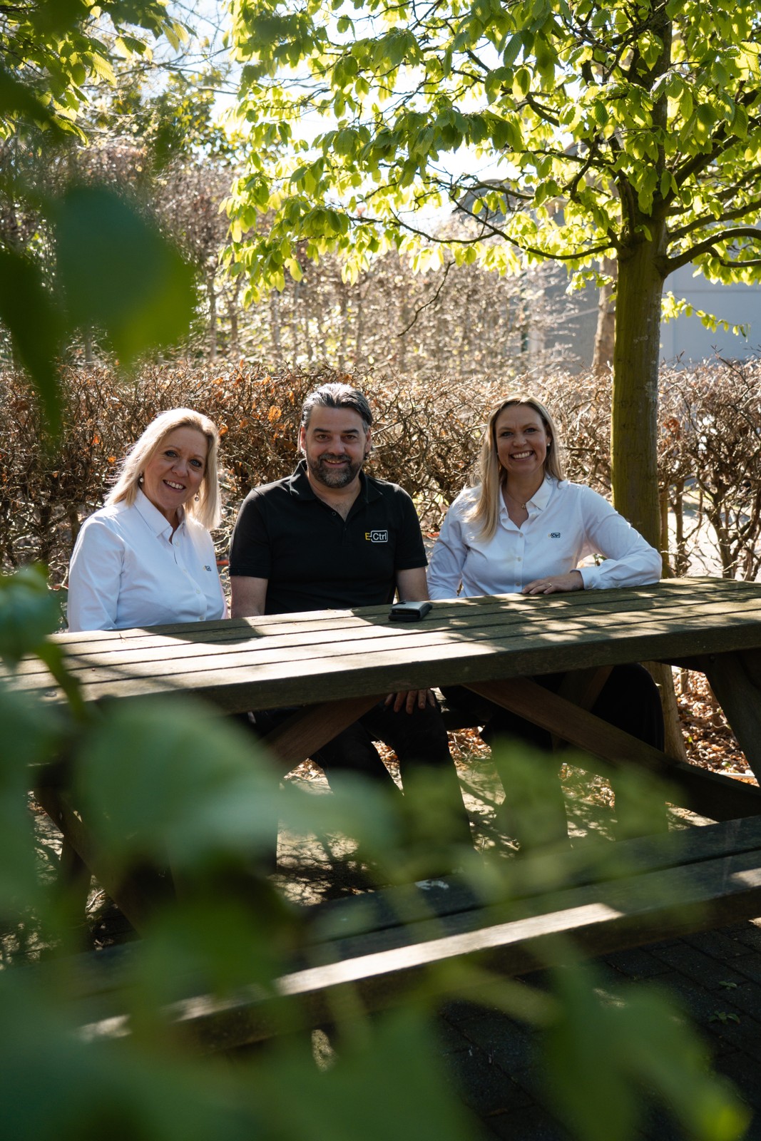 Petra Van Renterghem, Olivier Vandenborre en Evelien Meersschaut samen aan het bankje