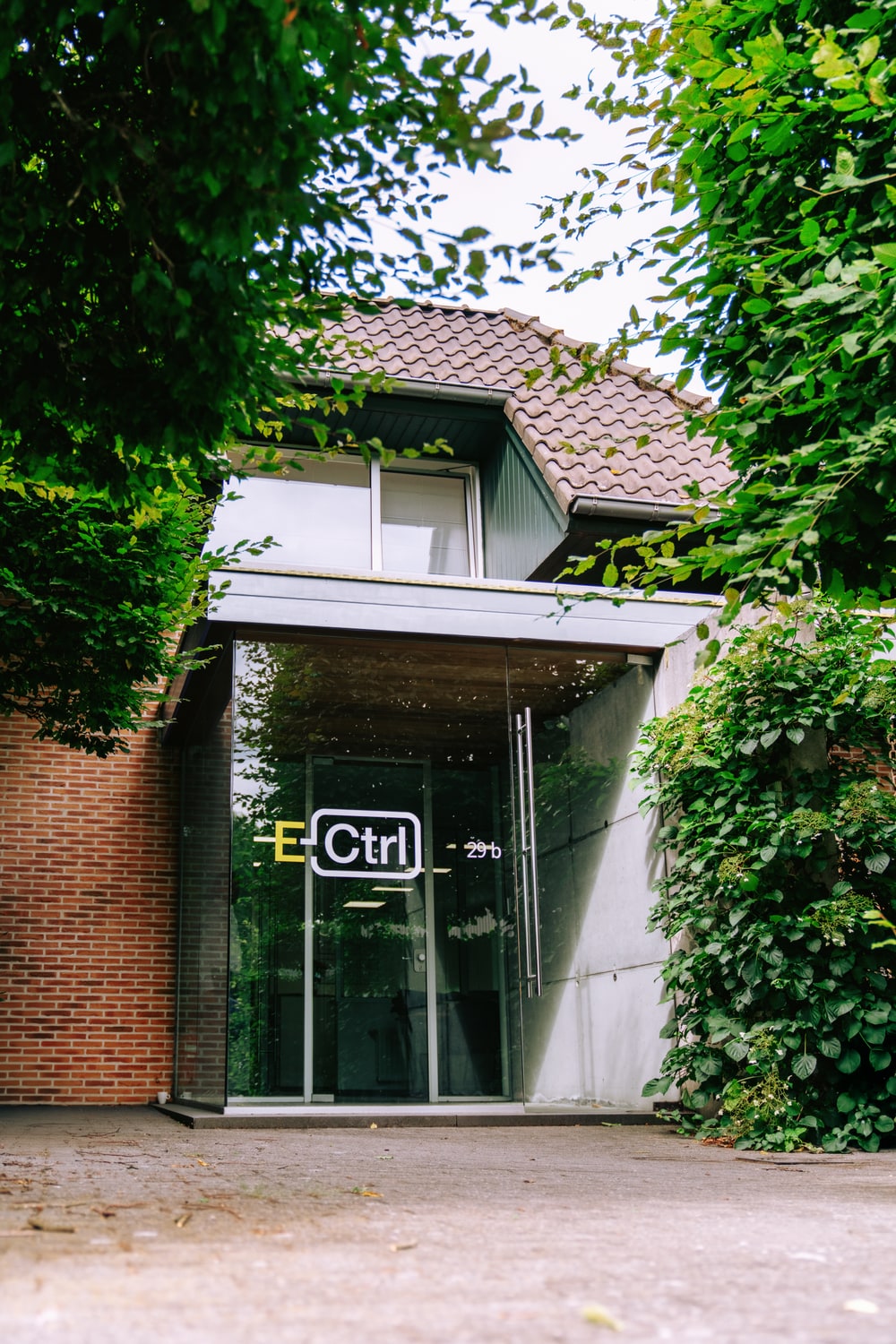 De ingang van E-Ctrl met het logo op de glazen deur en huisnummer 29b