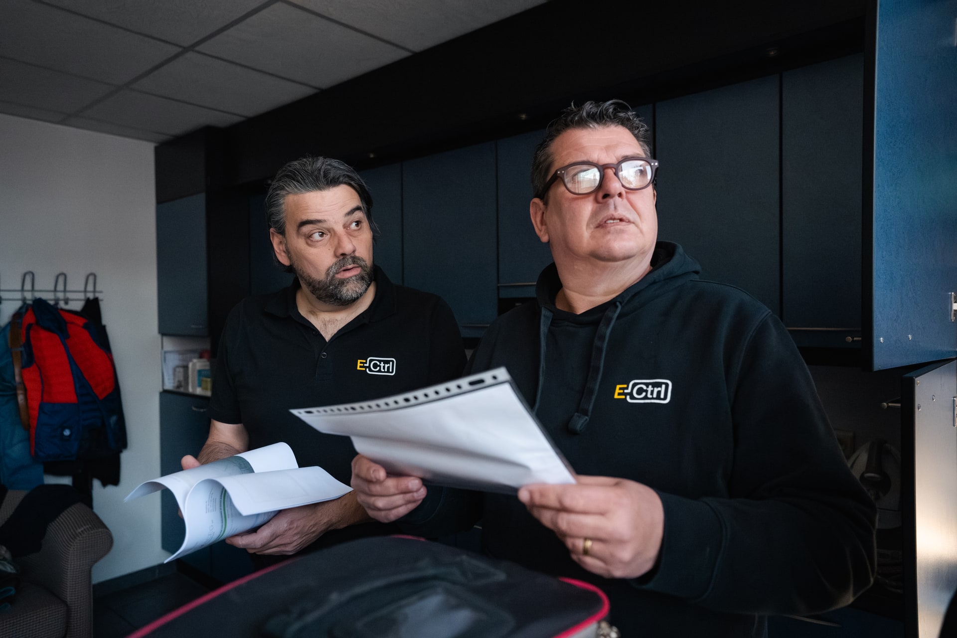 Koen Verhauwaert en Olivier Vandenborre bekijken samen de plannen van een installatie
