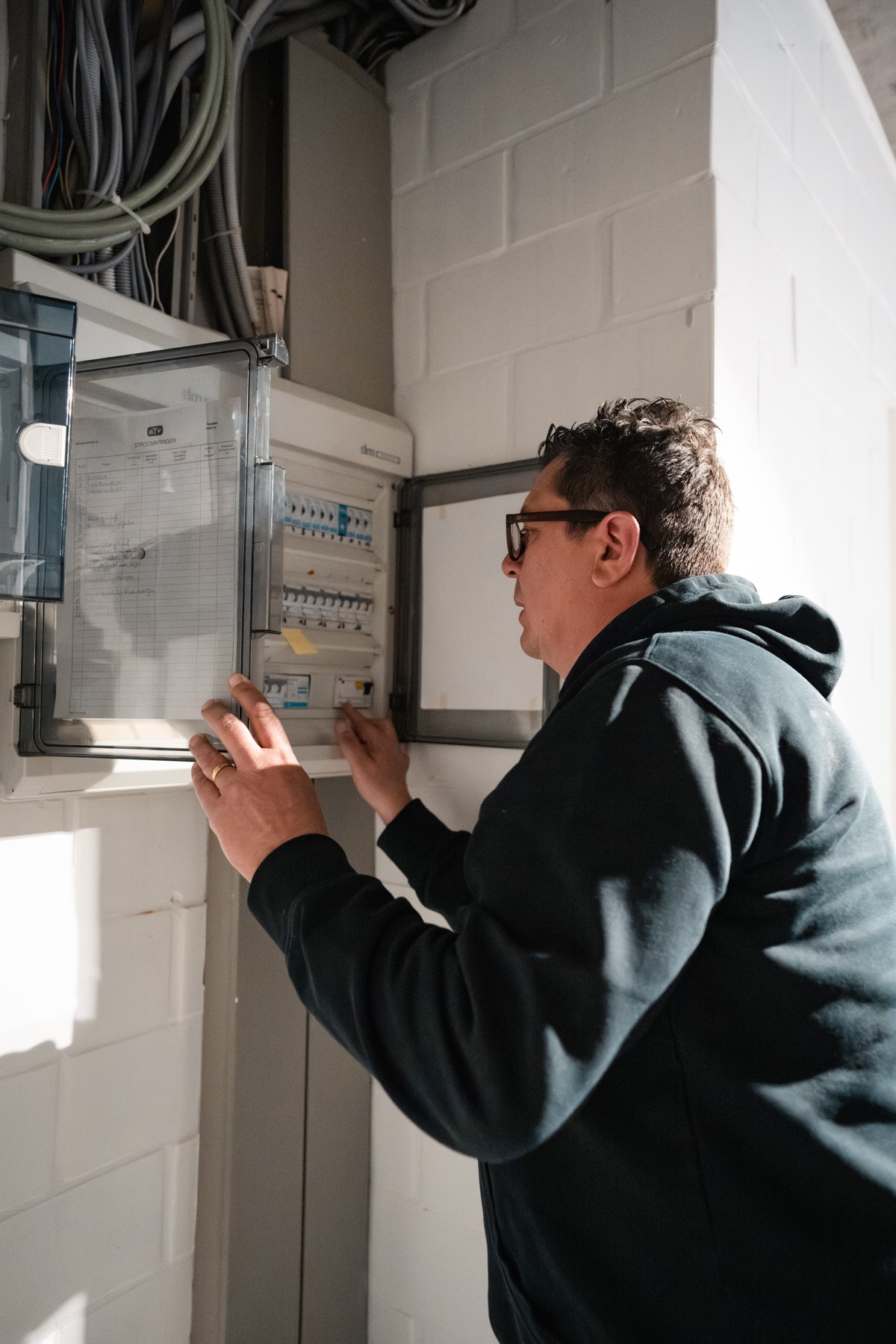 Koen Verhauwaert controleert een elektrische installatie op locatie