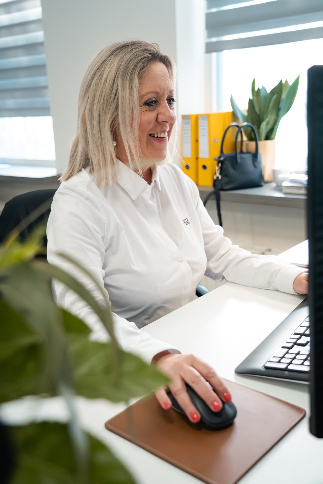 Een E-Ctrl-collega aan de computer tijdens jullie fotoshoot